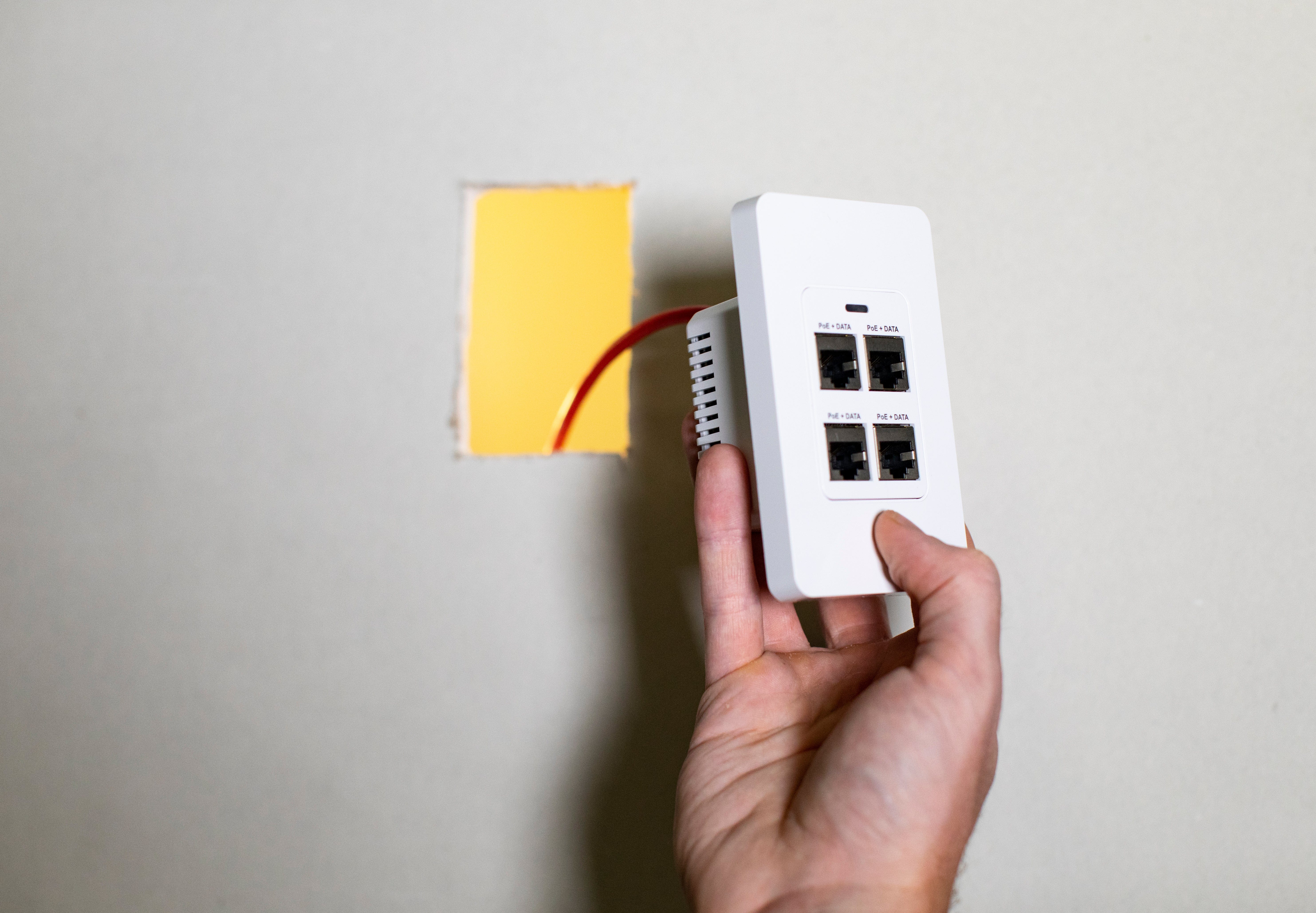 PoE Texas Switch 4 Port In-Wall Gigabit PoE Extender with IEEE 802.3bt Uplink Power